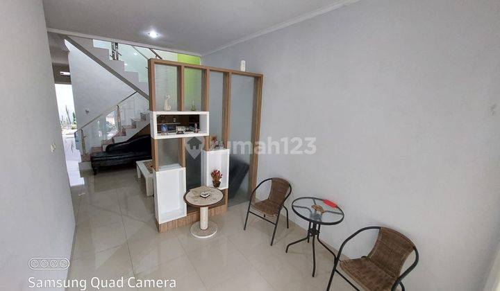 Rumah di Cigadung 2 Lantai SHM Bagus Area kampus