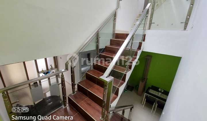 Rumah di Cigadung 2 Lantai SHM Bagus Area kampus