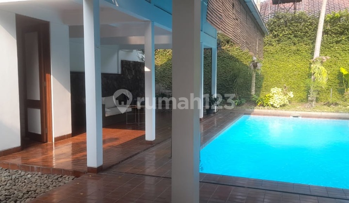 Rumah asri dan luas di Kemang, Jakarta Selatan