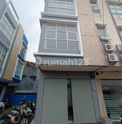 Ruko Hoek 3 Lantai Luas Tanah 48 di Taman Meruya Ilir, Pasar Meruya, Kembangan