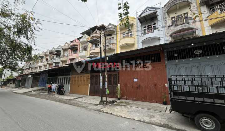 Shop House for Sale in Yos Sudarso Area, Medan!!!