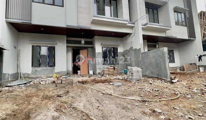 Dijual rumah siap huni dilokasi strategis dekat ke SCBD dan kemang 2 Lantai di Wijaya  1