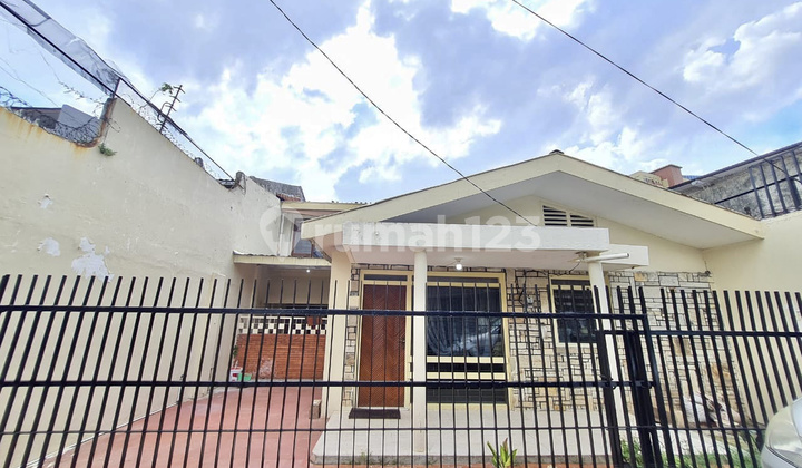 Rumah Lama Cocok Untuk Kos-kosan di Petogogan, Jakarta Selatan