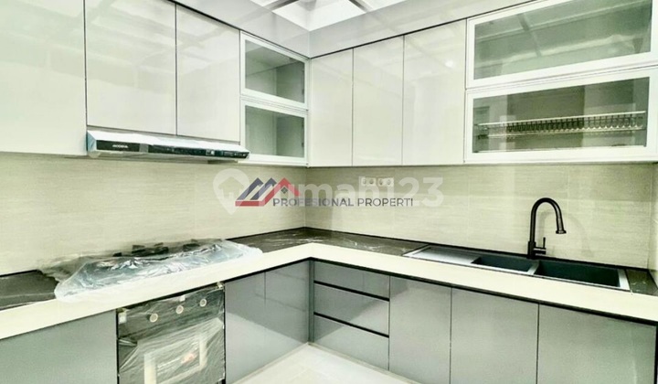 Ready-to-Occupy House, Complex Environment, Strategic Location Close to PIM. 2