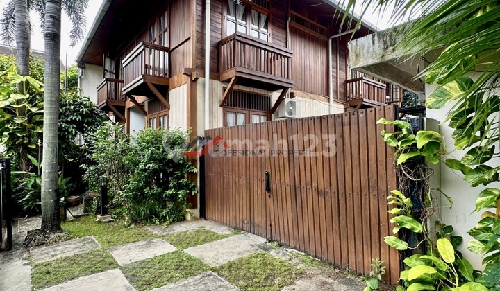 Rumah Klasik Siap Huni Dekat Tol Tb Simatupang Jakarta Selatan