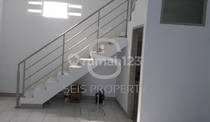 FOR RENT: STRATEGIC SHOPHOUSE ON TWO-WAY STREET IN CIBADAK, BANDUNG