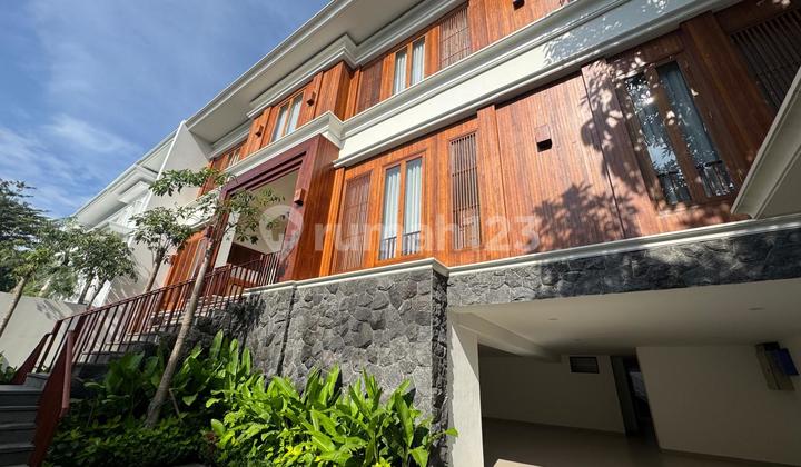 Luxurious and Modern Tropical House in Kemang 1