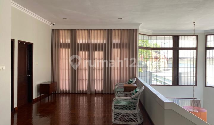 Rumah Dengan Taman Yang Luas Asri Tenang Lantai Parquet Dekat Rumah Sakit 2