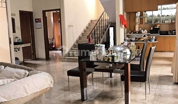 Rumah Tiga Lantai di Komplek yang Tenang Mudah Dijangkau 2