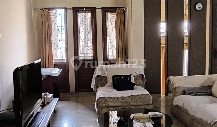 Rumah Tiga Lantai di Komplek yang Tenang Mudah Dijangkau