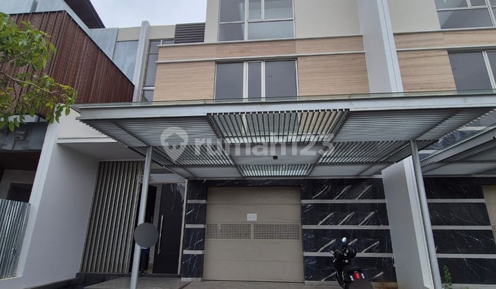 Beach house in Pantai Indah Kapuk with golf view, featuring a pool and elevator, size 10x35, 3 floors.