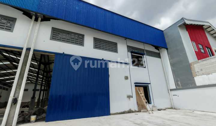 Warehouse for rent at Laksana Business Park, size 30x62, with a 2-story office.