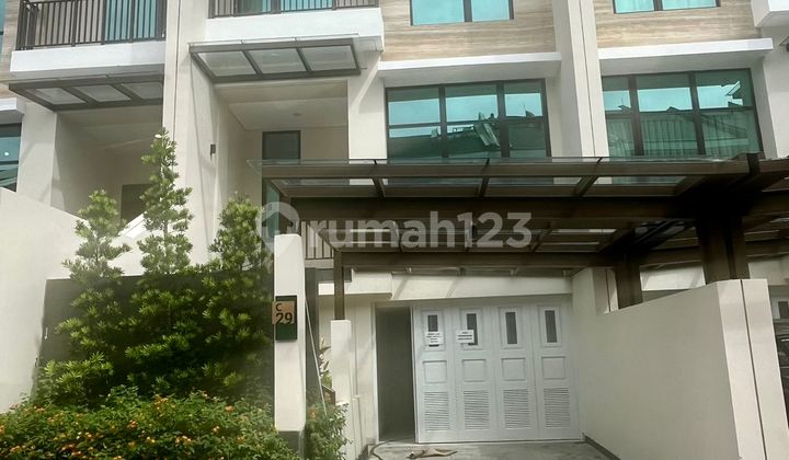 FOR SALE BRAND NEW PONDOK INDAH TOWN HOUSE. CLOSE ACCESS TO HIGHWAY, MALL, PAKUBUWONO. SELL FAST