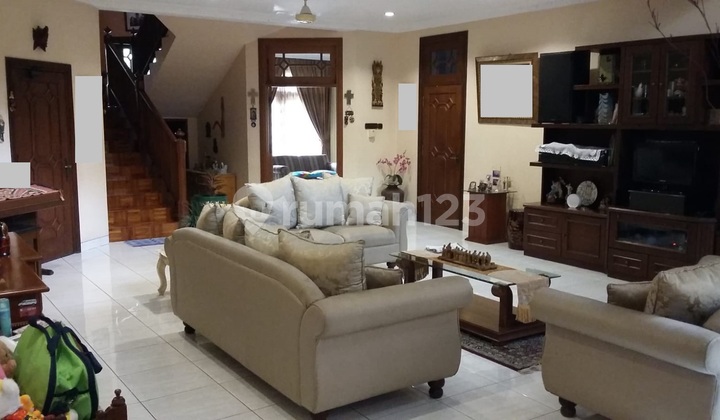 Rumah 2 Lantai di Komplek Taman Aries Blok. F, Meruya