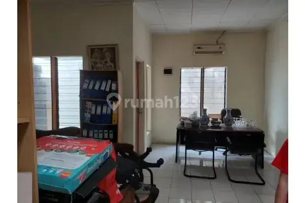 Rumah 2lt Dengan Halaman Dan Taman Yang Luas di Villa Cinere Mas  2