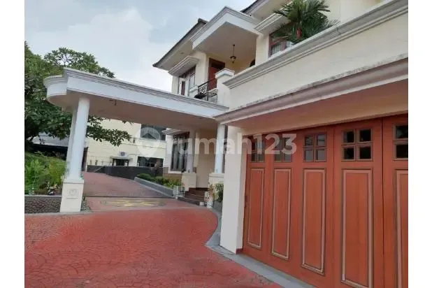 Rumah 2Lt dengan Halaman dan Taman yang Luas di Villa Cinere Mas