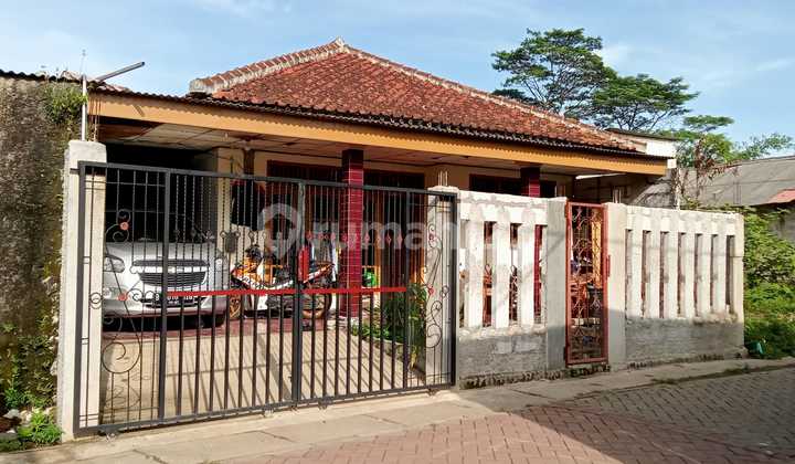 For quick sale, ready-to-occupy house in Tangerang city, negotiable until deal.