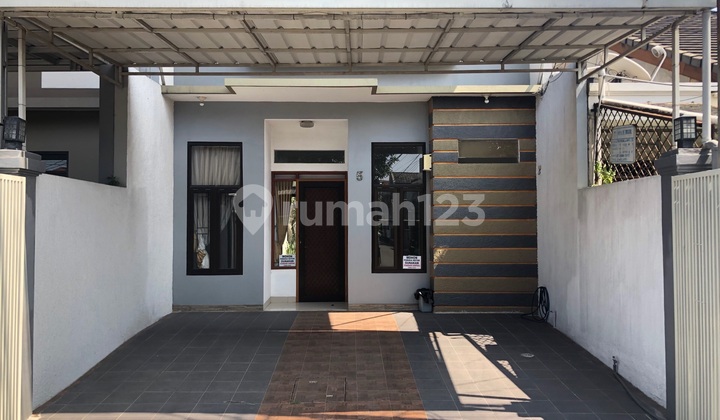 Two-story house in the BKR wing, central Bandung city. Two-story house in the BKR wing, central Bandung city.