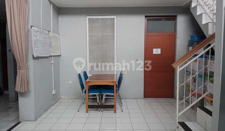 Rumah Siap Huni dengan Lahan dan Bangunan yang Luas di Area Pusat Arcamanik