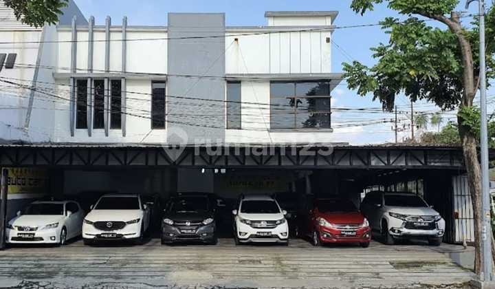 Bangunan 1½ Lantai Ex Showroom Mobil Baratajaya Area Komersial Bangunan 1½ Lantai Ex Showroom Mobil Baratajaya Area Komersial