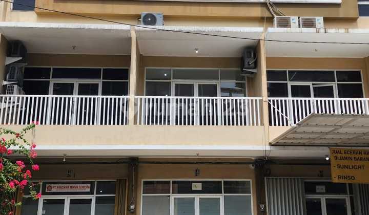 Rent a 3-Story Strategic Shop House on Jalan Boulevard Taman Surya 5