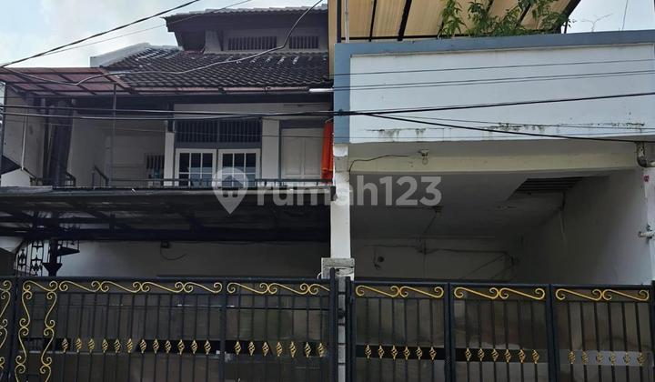 2-Story House in West Jakarta For Quick Sale! 2-Story House in West Jakarta For Quick Sale!