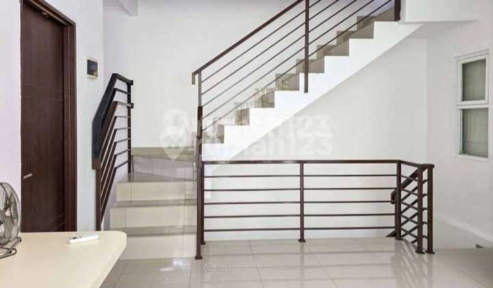 House for Sale in Kebon Jeruk, West Jakarta, Semi-Furnished, Negotiable 2