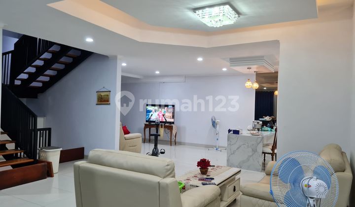 Dijual Cepat Rumah 3 Lantai Hoek Semi Furnished Di Cibubur 2