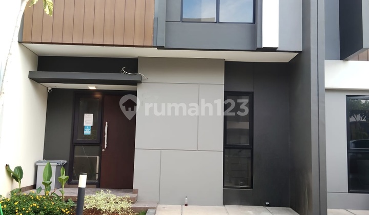 Quick Rent for Semi-Furnished House in Regia Summarecon Crown Gading