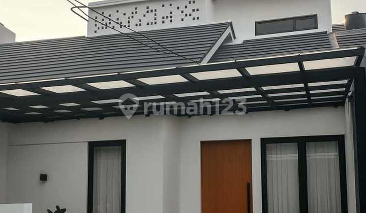 Dijual Rumah Bagus 2 Lantai 5+1 Kamar Tidur dengan Backyard Luas di Bekasi Timur