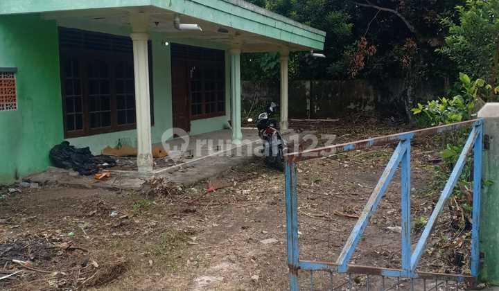 Land and House for Sale in Central Yogyakarta, Suitable for Building a Boarding House Due to Proximity to UGM, UNY, etc. Land and House for Sale in Central Yogyakarta, Suitable for Building a Boarding House Due to Proximity to UGM, UNY, etc.