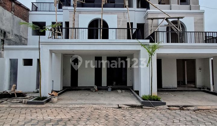 3-Story Luxury House Ready for Occupancy in Telaga Bodas, Gajah Mungkur 1