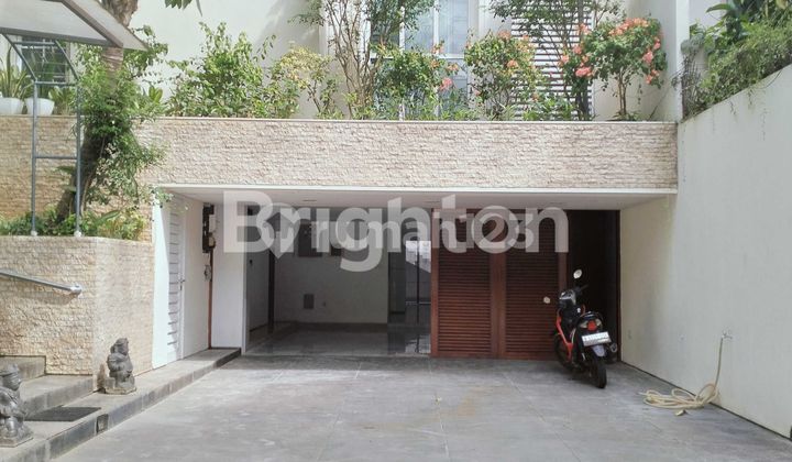 LUXURY FORMER EMBASSY RESIDENCE LUXURY FORMER EMBASSY RESIDENCE