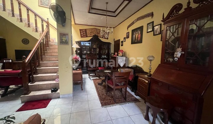 House by Menteng Road Suitable for Commercial Use 2