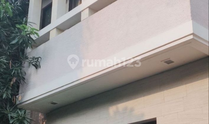 Rumah Strategis Di Kemang