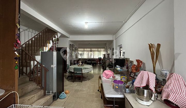 For sale: 3.5-story row shop house in Pangeran Jayakarta For sale: 3.5-story row shop house in Pangeran Jayakarta