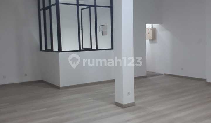 Dijual Rumah Bagus 3 Lantai Dekat Akses Tol 2