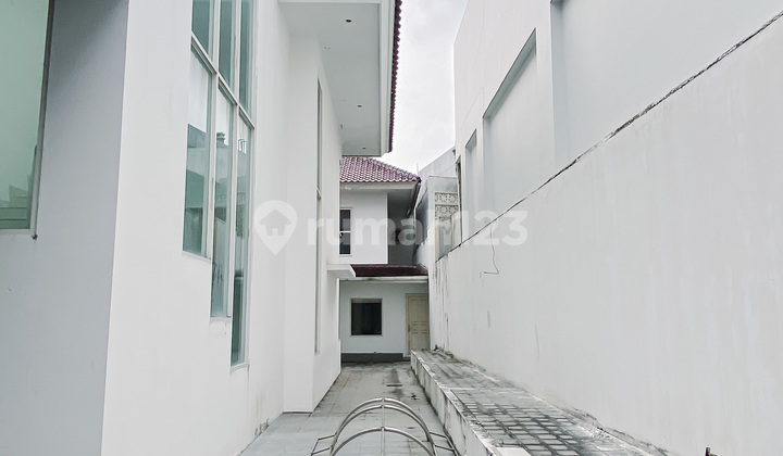 Sleek Modern Menteng Home With Elegant Glass Touch 2