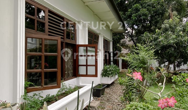 Rumah Menteng Inti, Hoek, Best Location.