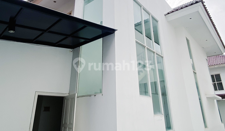 Sleek Modern Menteng Home With Elegant Glass Touch