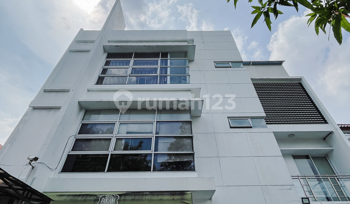 Bangunan Minimalis Modern di Menteng & Kawasan Elite Bangunan Minimalis Modern di Menteng & Kawasan Elite