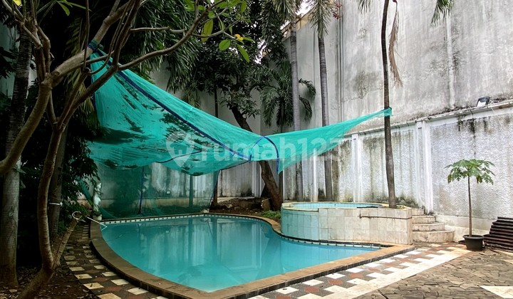 Rumah Menteng, Kawasan Tenang & Elite, Invest