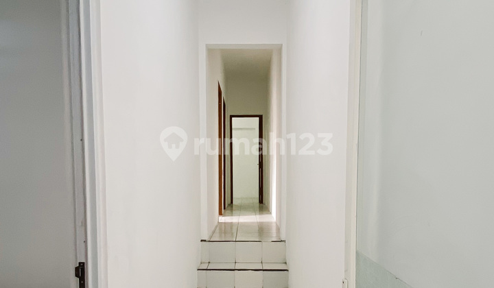 Elegant Living Behind A  Private Wood Gate. 2