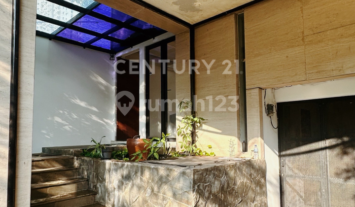 Hunian Nyaman & Luas Dengan Rooftop Di Menteng Hunian Nyaman & Luas Dengan Rooftop Di Menteng