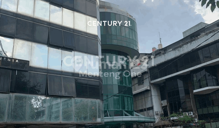 Gedung Komersial Strategis dengan Akses Utama di Menteng
