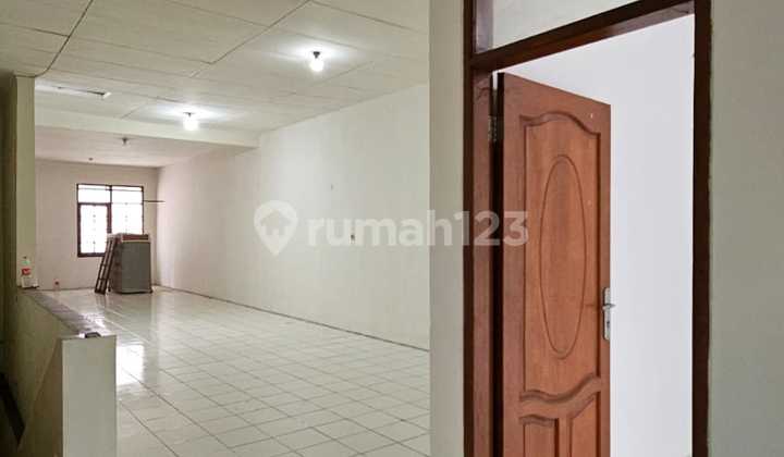 Suitable for All Businesses, For Rent 2-Story Shop House on TKI 2 Main Road in Taman Kopo Indah, Bandung, Unfurnished. 2