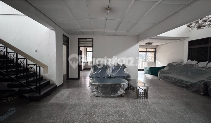 PROPERTI LUAS 3 TINGKAT DI HOEK – DEKAT MALL KOTA KASABLANKA 2