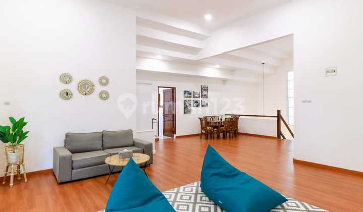 Dijual Villa Aktif 2 Lantai Lokasi Strategis di Mainroad Tubagus Ismail Bandung Full Furnished Kawasan Bebas Banjir Lingkungan Aman dan Nyaman