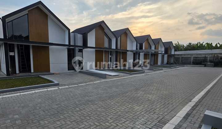 DISEWAKAN RUMAH 1 LANTAI BANGUNAN BARU DI SAYAP TAMAN KOPO INDAH 2 KOMPLEK KOPO KANAYA ONE GATE SYSTEM HUNIAN NYAMAN DAN SIAP HUNI 1
