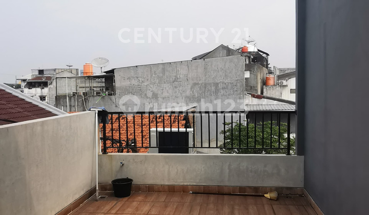 Rumah 3 Bangunan Luas Di Tepi Jalan Kedoya Raya Jakarta Barat 2